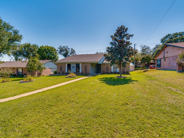 2714 Meadow Bluff Lane, Dallas, TX 75237