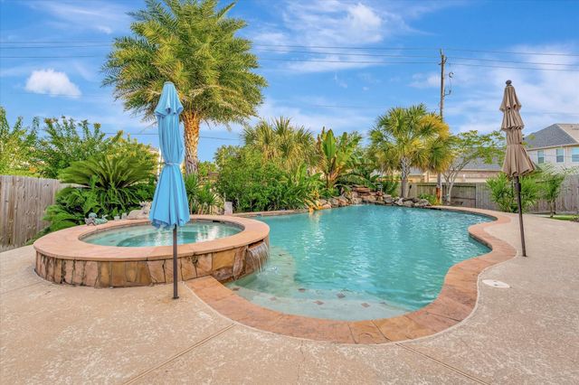322 Marina Oaks Court, Kemah, TX 77565