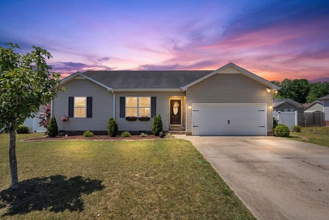 211 Williamsburg Cir, Tullahoma, TN 37388