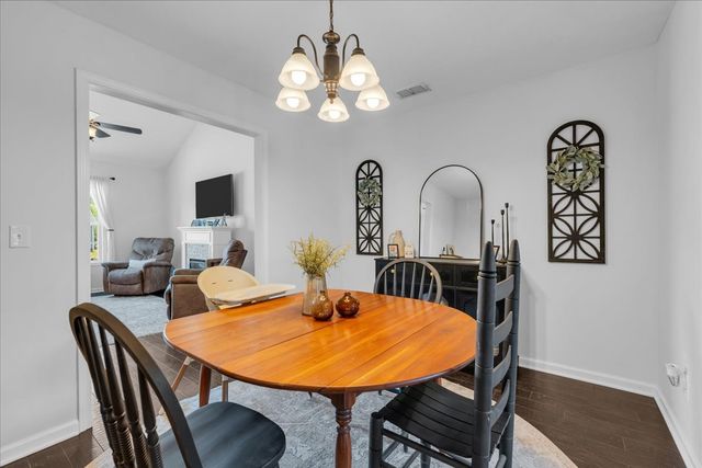 211 Williamsburg Cir, Tullahoma, TN 37388