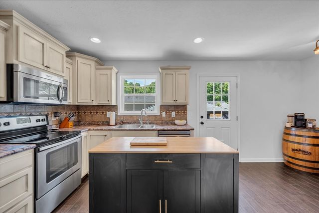 211 Williamsburg Cir, Tullahoma, TN 37388