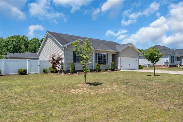 211 Williamsburg Cir, Tullahoma, TN 37388