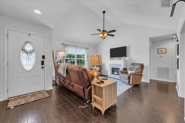 211 Williamsburg Cir, Tullahoma, TN 37388