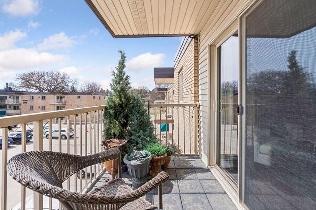 3155 Old Highway 8 306, Roseville, MN 55418