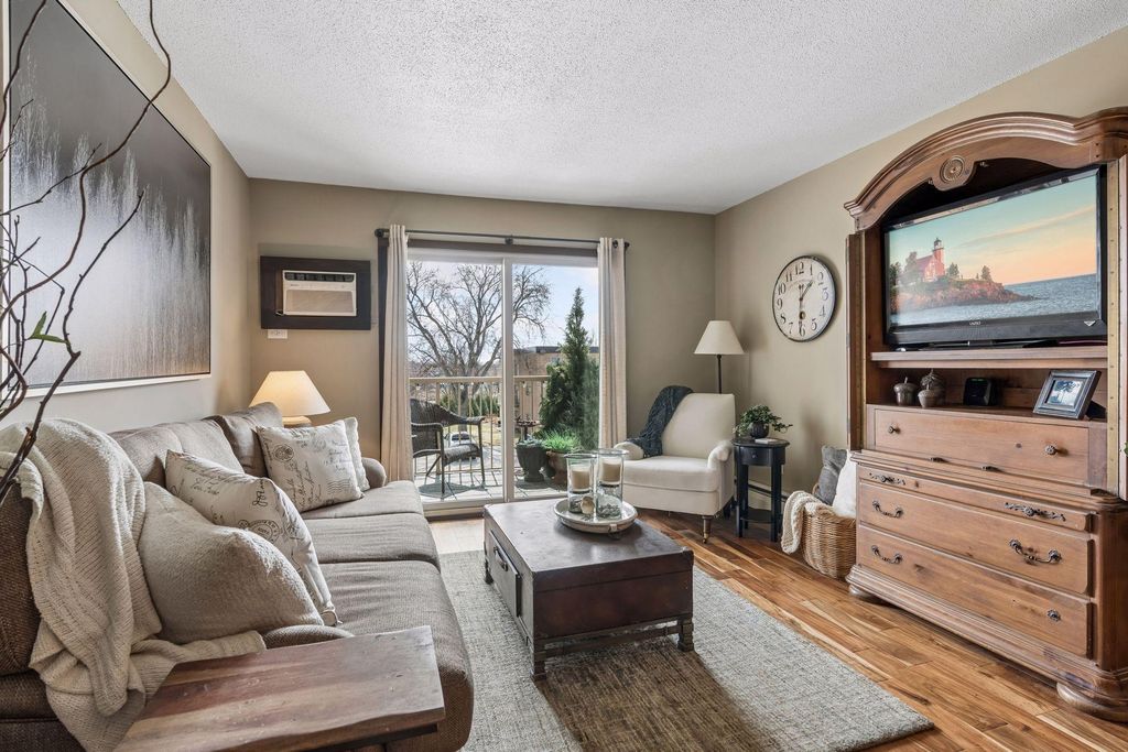 3155 Old Highway 8 306, Roseville, MN 55418