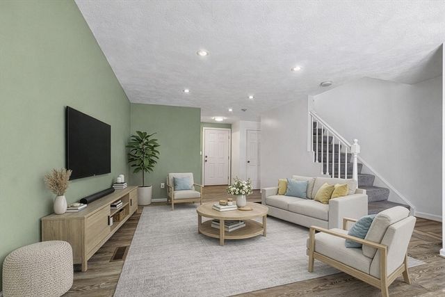 103 Pondview Pl 103, Tyngsborough, MA 01879