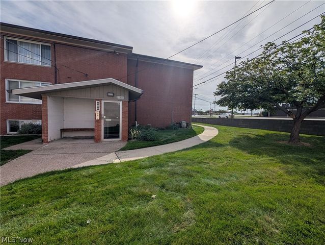 21801 River Oaks Drive A2, Rocky River, OH 44116