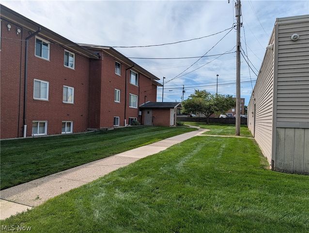 21801 River Oaks Drive A2, Rocky River, OH 44116