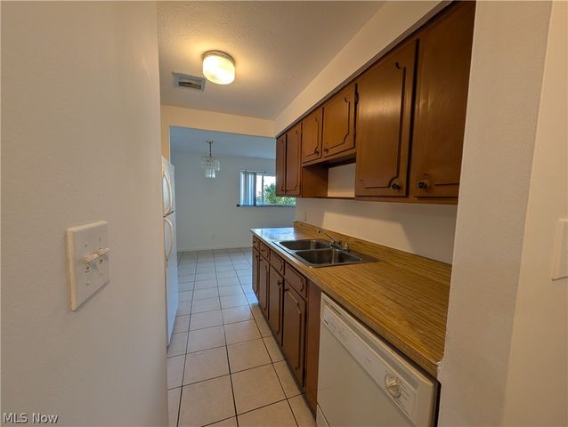 21801 River Oaks Drive A2, Rocky River, OH 44116