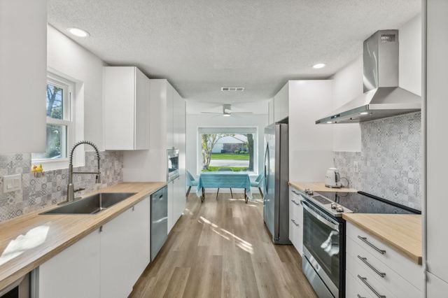 849 N Riverside Drive, Grapevine, TX 76051