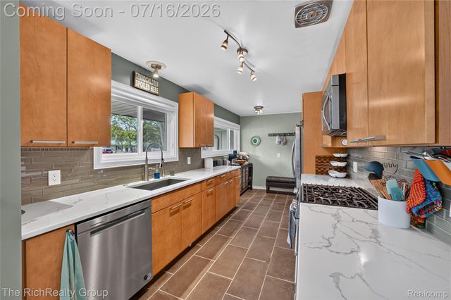 32710 Briarcrest Knolls, Farmington Hills, MI 48334