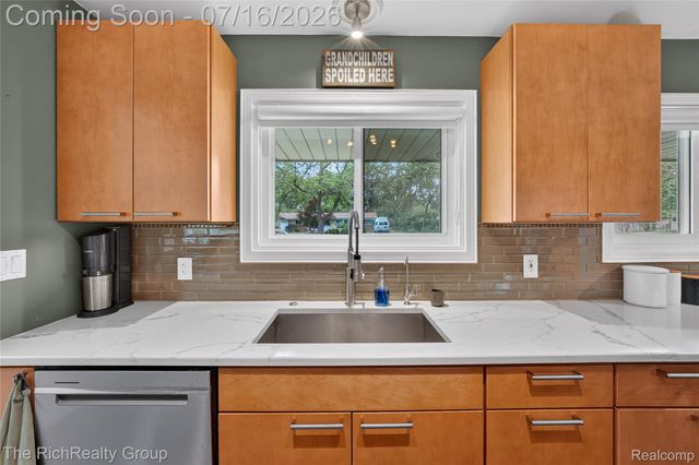 32710 Briarcrest Knolls, Farmington Hills, MI 48334