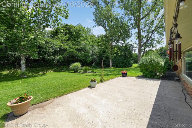 32710 Briarcrest Knolls, Farmington Hills, MI 48334