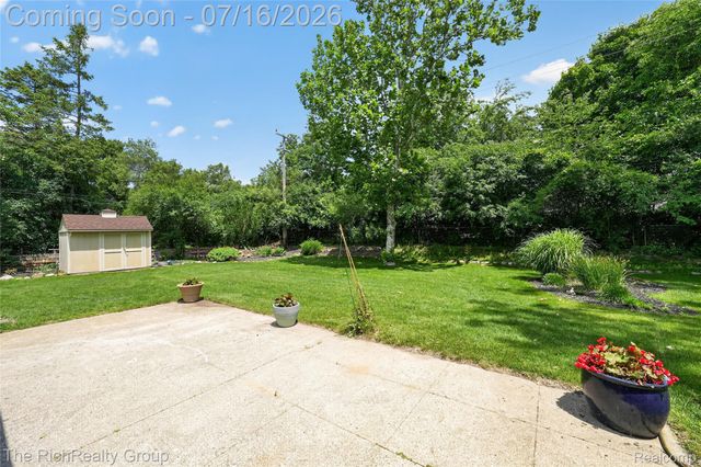 32710 Briarcrest Knolls, Farmington Hills, MI 48334