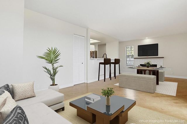 3961 HORTENSIA H7, San Diego, CA 92110