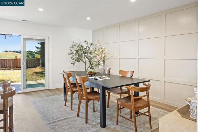 2419 Hill View Ln, Pinole, CA 94564