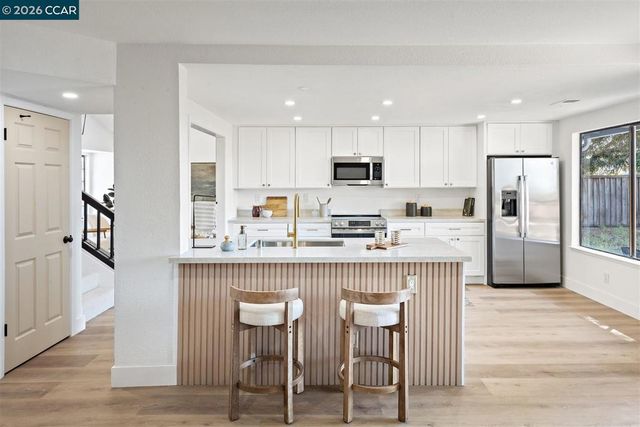 2419 Hill View Ln, Pinole, CA 94564