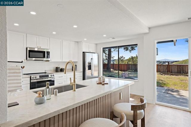 2419 Hill View Ln, Pinole, CA 94564