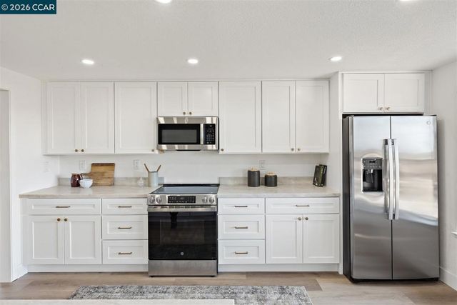 2419 Hill View Ln, Pinole, CA 94564