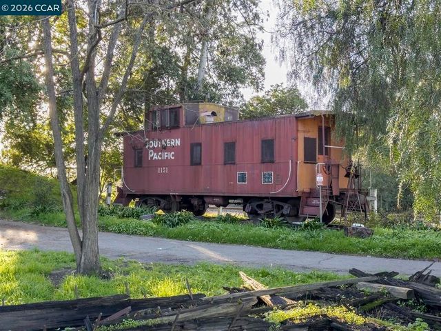 2419 Hill View Ln, Pinole, CA 94564