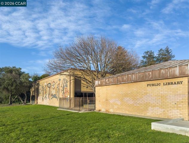 2419 Hill View Ln, Pinole, CA 94564