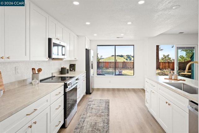 2419 Hill View Ln, Pinole, CA 94564