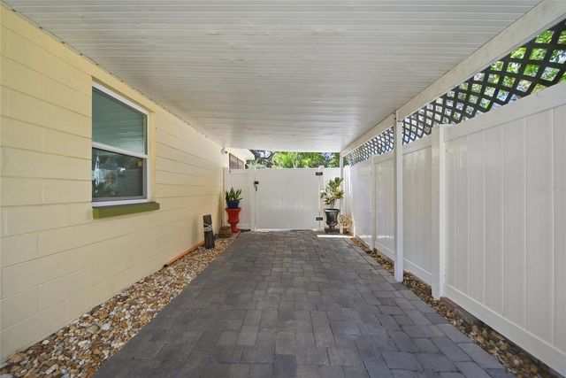 10310 N OAKLEAF AVENUE, Tampa, FL 33612