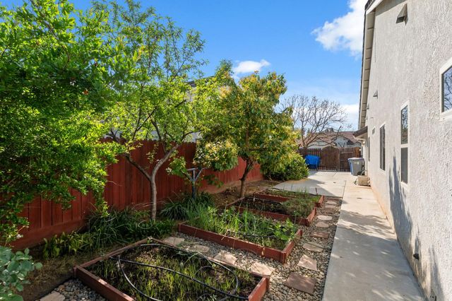 2740 E El Paso Avenue, Fresno, CA 93720