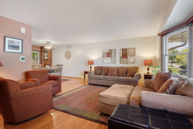 1477 William Clifford Lane, Elk Grove Village, IL 60007