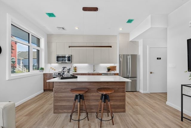 13 Warwick St 102, Somerville, MA 02144
