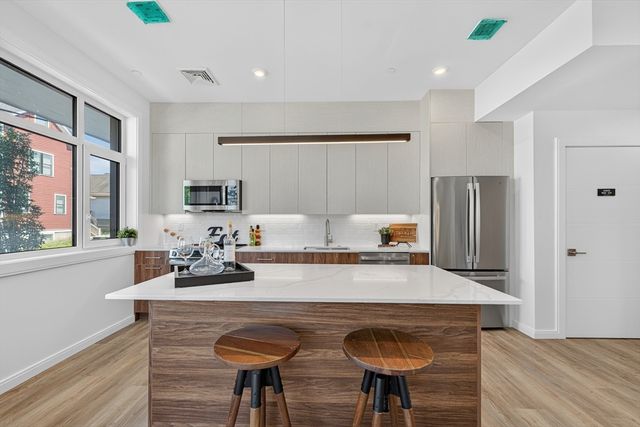 13 Warwick St 102, Somerville, MA 02144