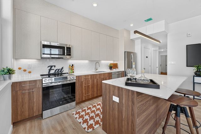 13 Warwick St 102, Somerville, MA 02144