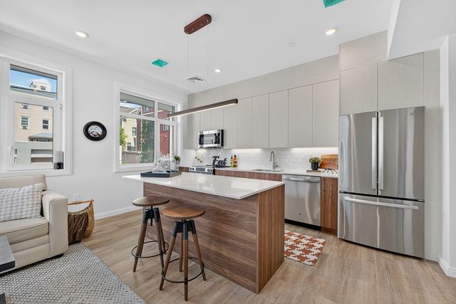 13 Warwick St 102, Somerville, MA 02144