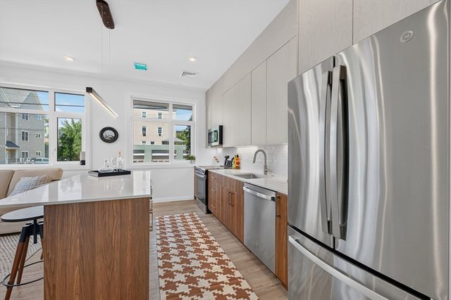 13 Warwick St 102, Somerville, MA 02144