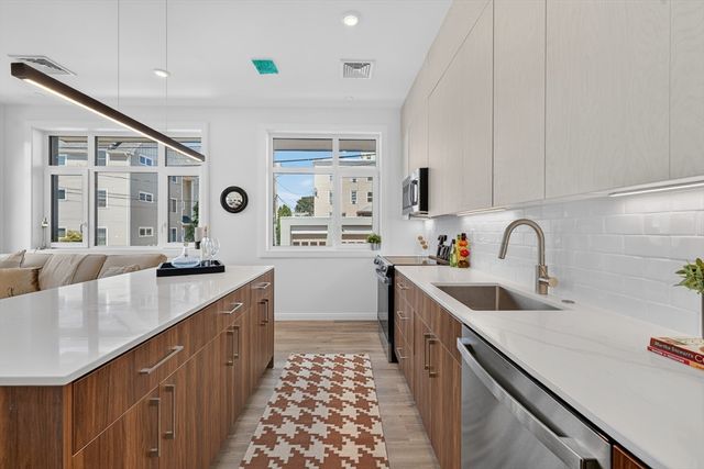 13 Warwick St 102, Somerville, MA 02144