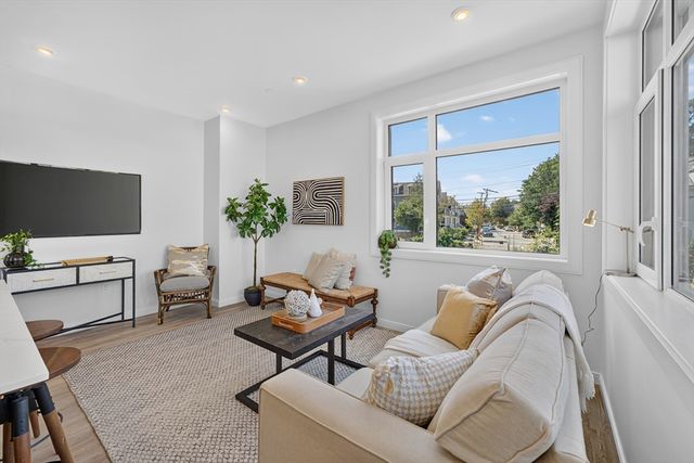 13 Warwick St 102, Somerville, MA 02144