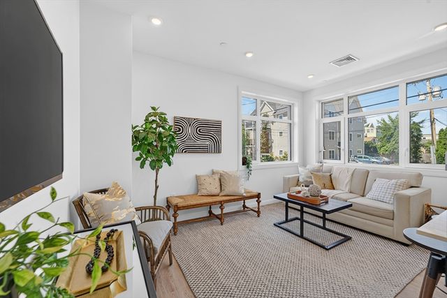 13 Warwick St 102, Somerville, MA 02144