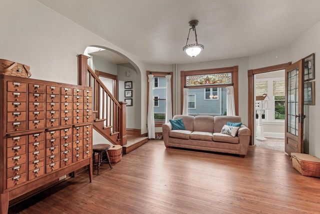 520 W Wisconsin AVENUE, Oconomowoc, WI 53066