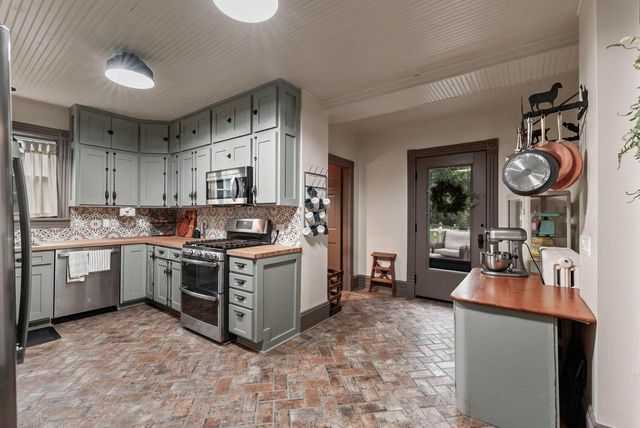 520 W Wisconsin AVENUE, Oconomowoc, WI 53066