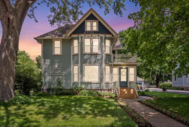 520 W Wisconsin AVENUE, Oconomowoc, WI 53066