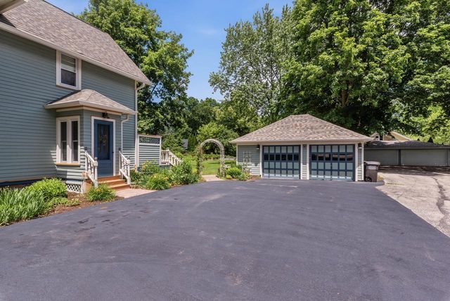 520 W Wisconsin AVENUE, Oconomowoc, WI 53066