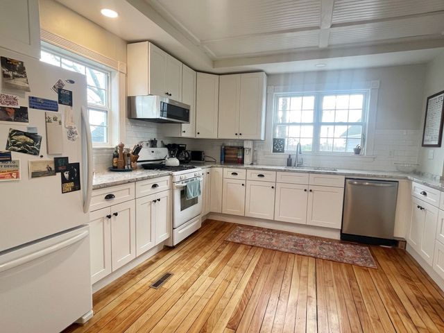 76 Beacon St, Lowell, MA 01850