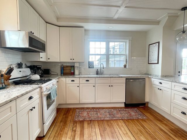 76 Beacon St, Lowell, MA 01850