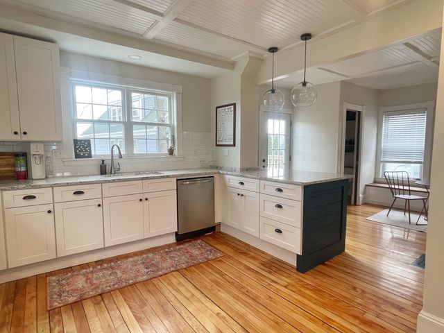 76 Beacon St, Lowell, MA 01850