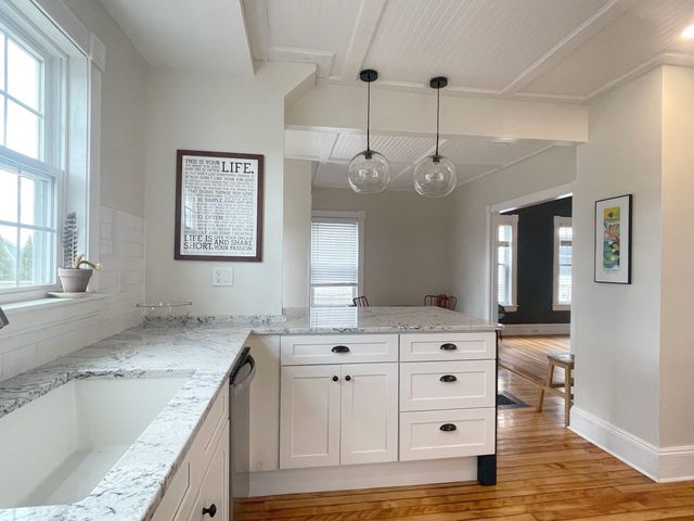 76 Beacon St, Lowell, MA 01850