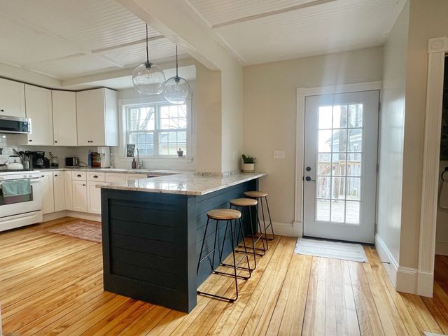 76 Beacon St, Lowell, MA 01850