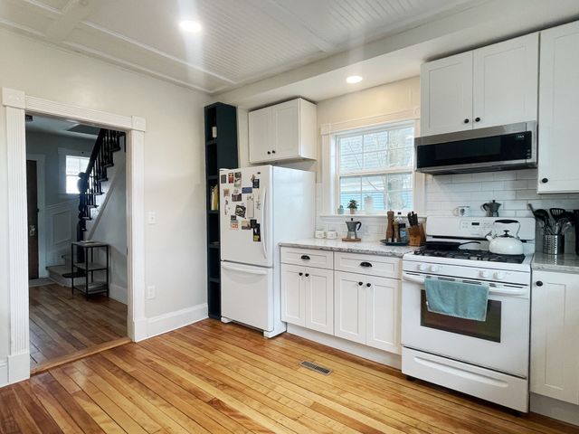 76 Beacon St, Lowell, MA 01850