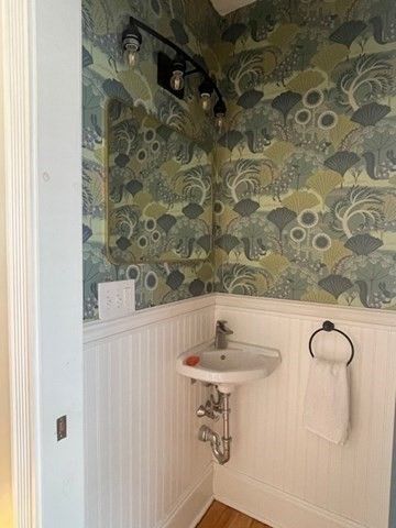 76 Beacon St, Lowell, MA 01850