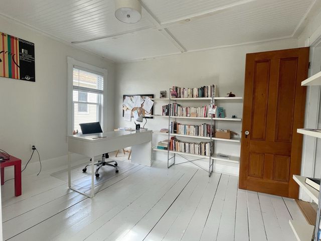 76 Beacon St, Lowell, MA 01850