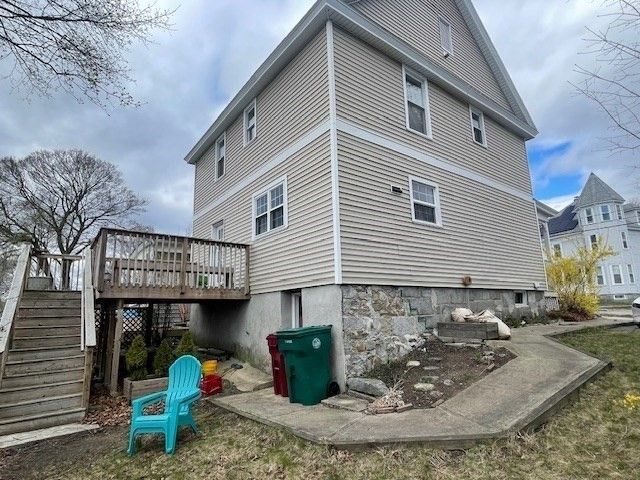 76 Beacon St, Lowell, MA 01850